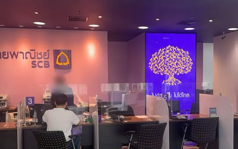 Client at an SCB branch counter in Bangkok